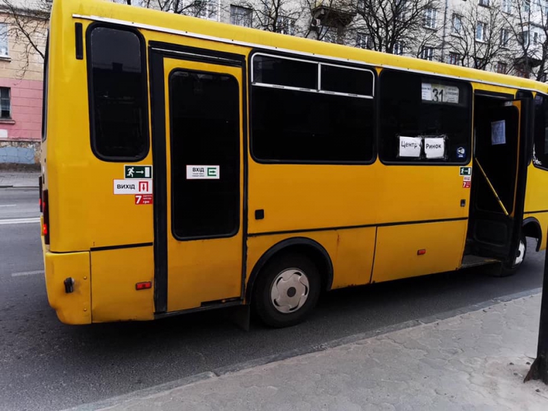 У Тернополі людей перевозять у маршрутках із затонованим склом (фотофакт)