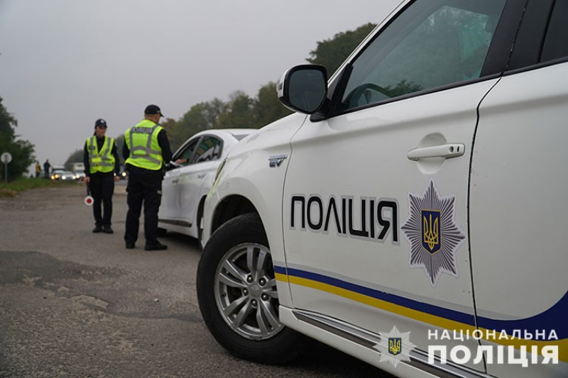 Поліцейські Тернопільщини закликають водіїв та пішоходів бути обережними на дорогах