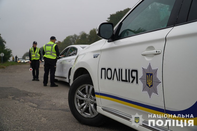 Поліцейські Тернопільщини закликають водіїв та пішоходів бути обережними на дорогах