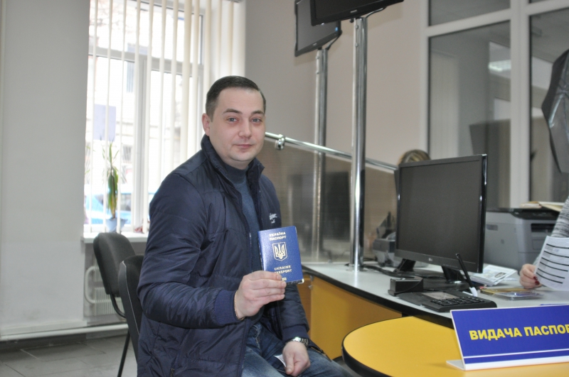 У Тернопільському ЦНАПі видали перший ID-паспорт