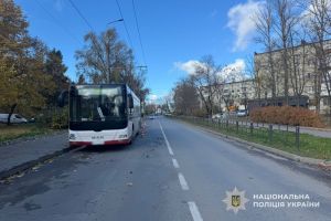 Слідчі поліції встановлюють особу водія, який спровокував аварійну ситуацію в Тернополі