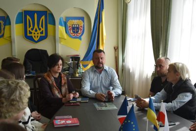 Великдень у Теребовлі: громада готує святкові фотозони для мешканців