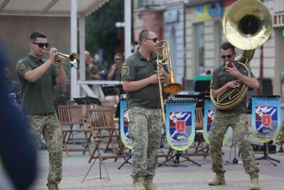У середмісті Тернополя військовий оркестр з Одеси влаштував вуличний концерт (фото, відео)