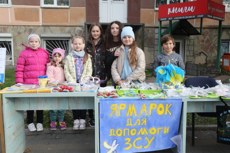 У Тернополі на Слівенській діти влаштували благодійний ярмарок, щоб допомогти ЗСУ (фото)