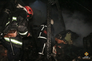 У Тернополі горів житловий будинок. Пожежу гасили 20 рятувальників та 6 одиниць спецтехніки (фото)