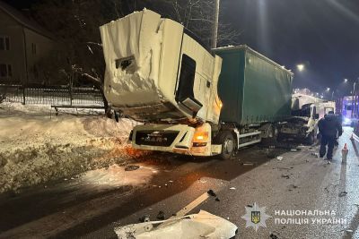 На Тернопільщині Mercedes Sprinter врізався у вантажівку