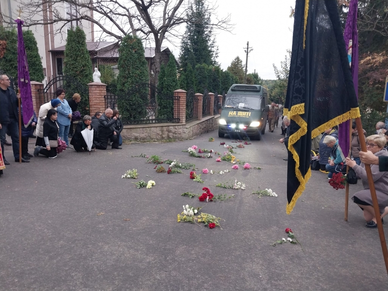 У громаді на Тернопільщині зустріли полеглого захисника Івана Сухого