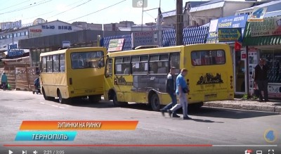 У Тернополі біля ринку оновили зупинку транспорту. Як перевчити людей і водіїв?