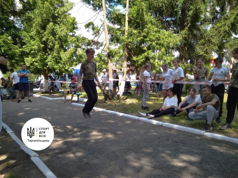 У «Козацьких забавах» та «Богатирських іграх» на Тернопільщині мірялися силою найсильніші