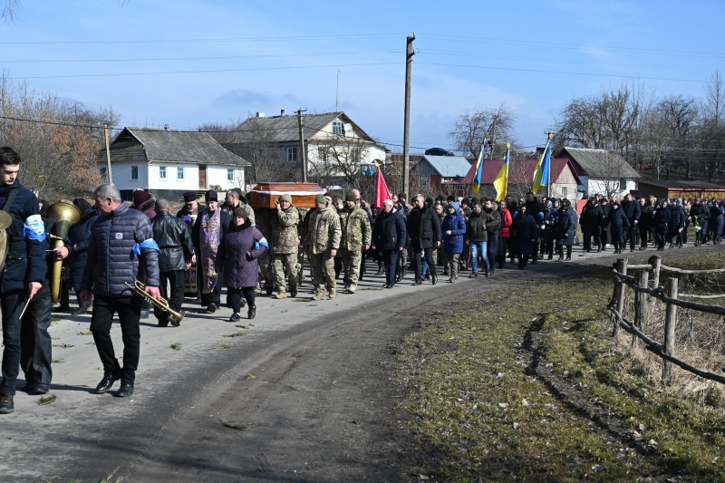 У громаді на Тернопільщині в останню дорогу провели полеглого воїна Олега Дробоцького