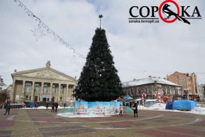 Свята закінчилися: у центрі Тернополя розбирають головну ялинку міста (фотофакт)