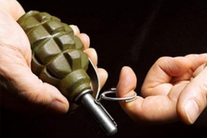 На Тернопільщині 28-річний чоловік погрожував перехожим гранатою