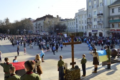 Центральні вулиці Тернополя були заповнені вірянами, що йшли Хресною ходою (фоторепортаж)