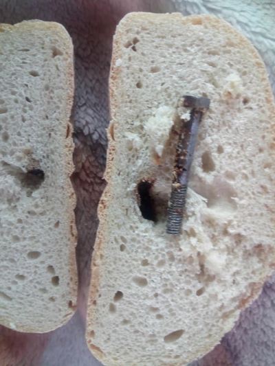 Тернополянка знайшла у хлібі металевий стрижень (фотофакт)