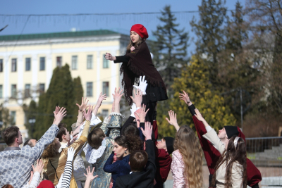 У центрі Тернополя театральним дійством вшанували пам’ять загиблих внаслідок теракту в Маріуполі (фоторепортаж)