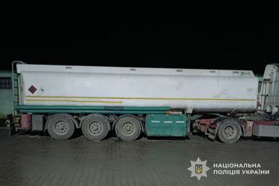 На Тернопільщині працівники поліції викрили водія, який розбавив азотні добрива водою та намагався продати частину краденого товару