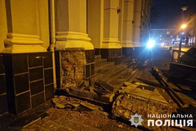 У Тернополі водій не впорався з керуванням та врізався в держустанову