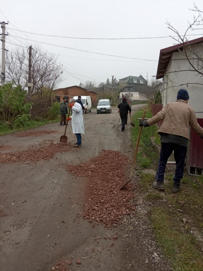 На Тернопільщині лікарі ремонтували дорогу (фото)