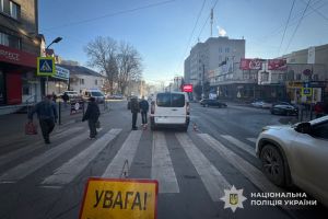 У Тернополі на пішохідному переході водій авто збив пенсіонерку