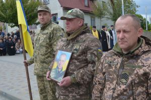 Два роки вважався зниклим безвісти: у Тернополі поховали Героя Олега Дундія
