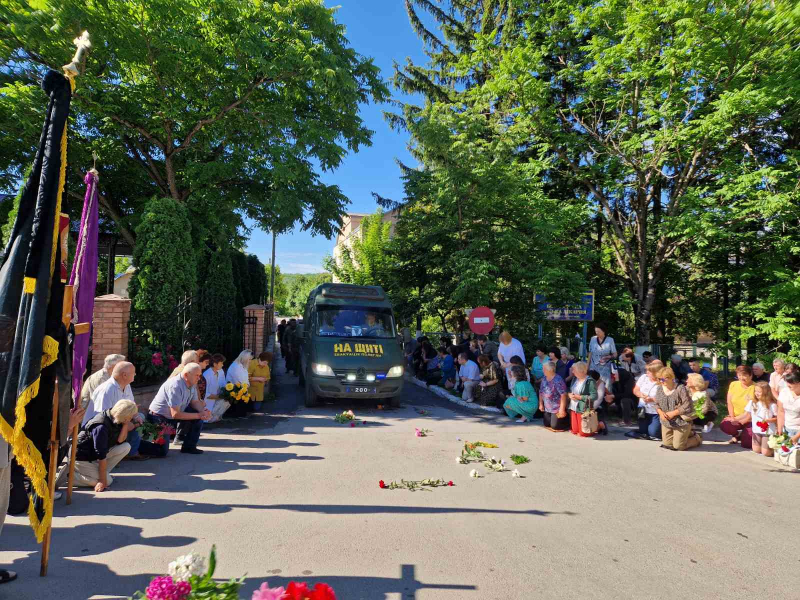 На щиті додому повернувся воїн з Тернопільщини Володимир Стецишин