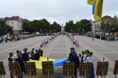 Діти загиблих бійців АТО підняли у Тернополі Державний Прапор