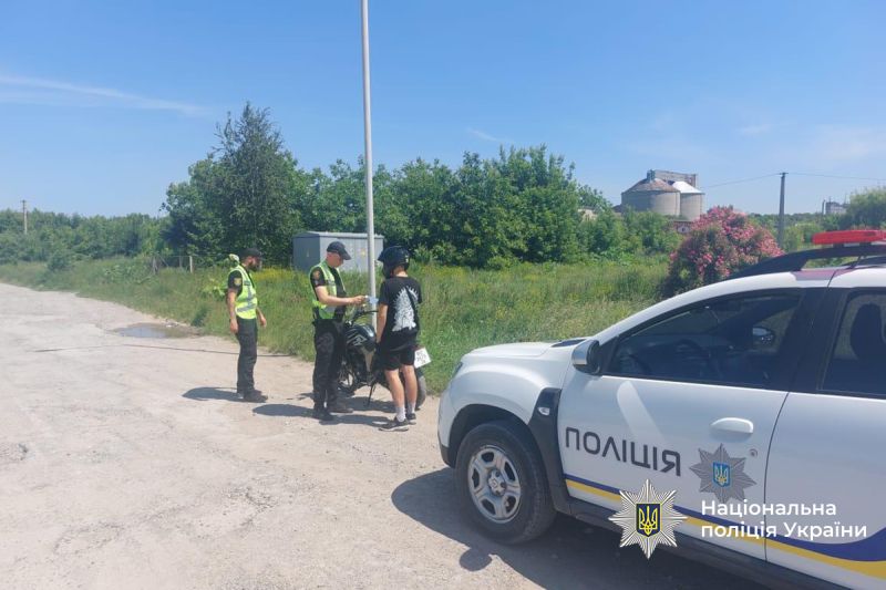 Підлітки на мопедах — ризик на дорозі: поліцейські Тернопільщини фіксують порушення та штрафують батьків