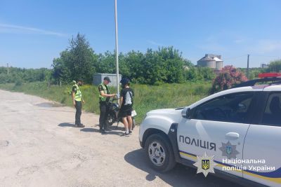 Підлітки на мопедах — ризик на дорозі: поліцейські Тернопільщини фіксують порушення та штрафують батьків