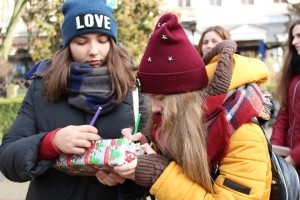 «Свідомими бажаннями» тернополяни завішали ялинку в центрі міста