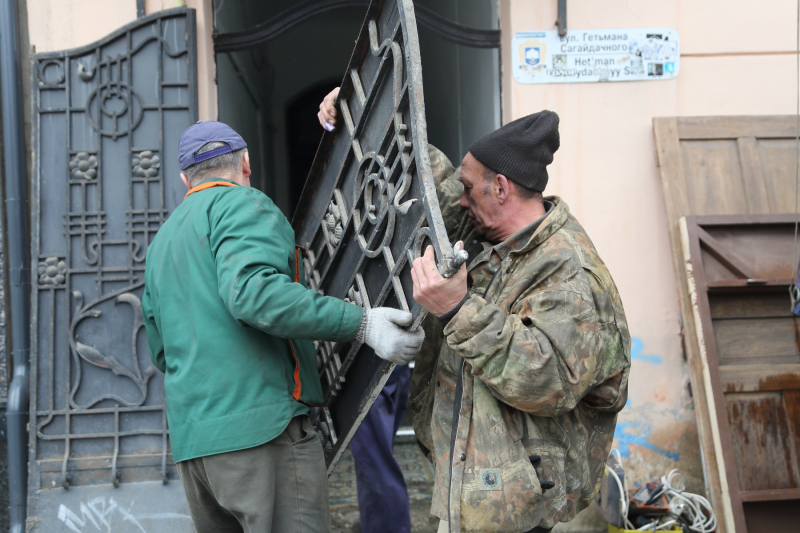 Столітня брама з Тернополя їде на реставрацію до Львова, там їй дадуть нове життя (фото)