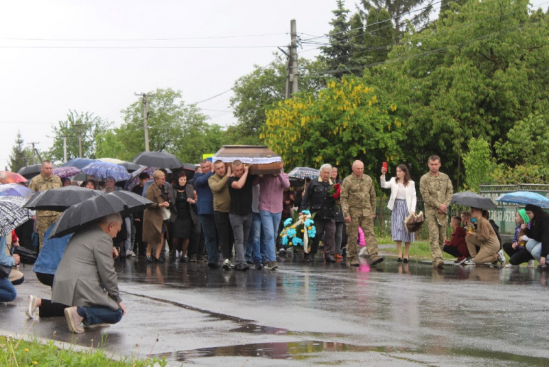 Жителі Великих Гаїв навколішки зустріли тіло загиблого воїна Ігоря Войцехівського