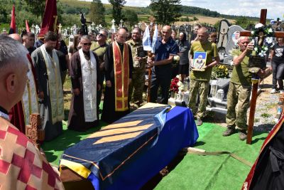 У громаді на Тернопільщині поховали воїна Назарія Таїрова