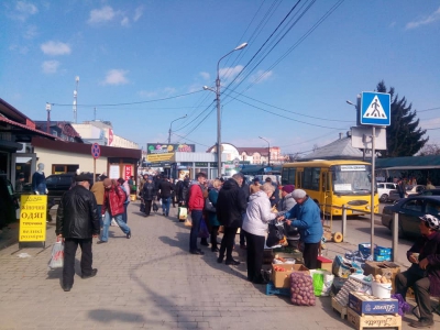 Люди без масок, продукти – майже на землі: у мережі показали, як дотримуються карантину на ринку в Тернополі