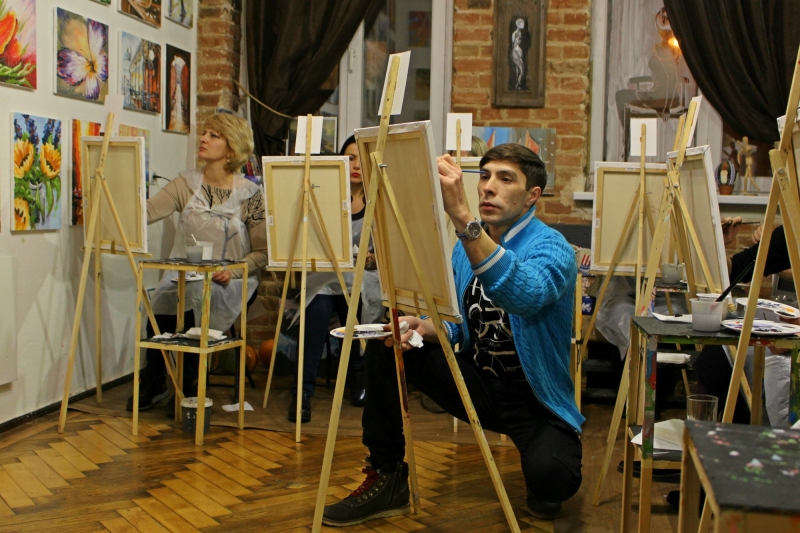 Тернопільський художник Рустам Давлетов малює картини з пораненими воїнами в лікарнях