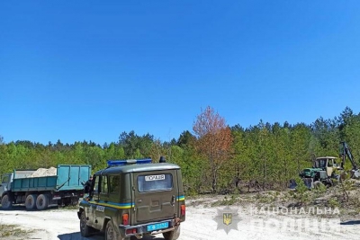 Вилучили трактор та вантажівку: тернопільські поліцейські припинили незаконний видобуток піску