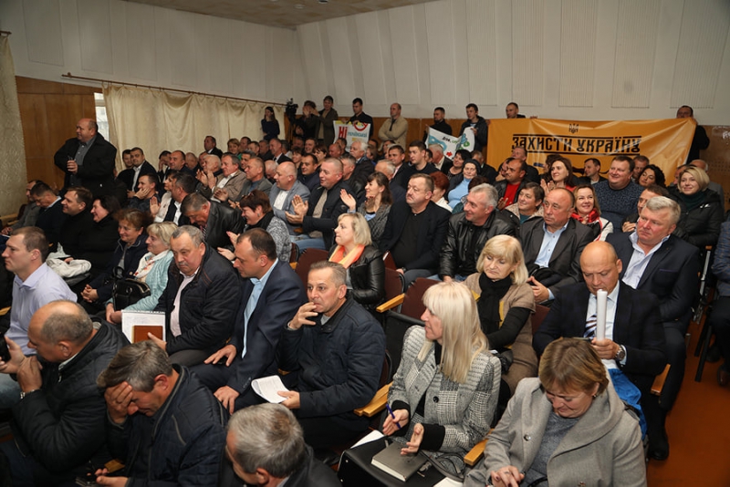 «Не продамо Батьківщину!» : делегацію Зеленського у Тернополі зустріли з обуренням та криками (фоторепортаж)