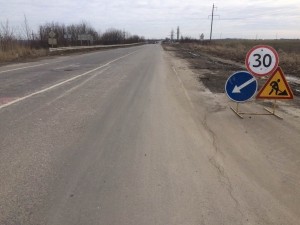 В обхід Тернополя дорожники ремонтують дорогу на Ланівці