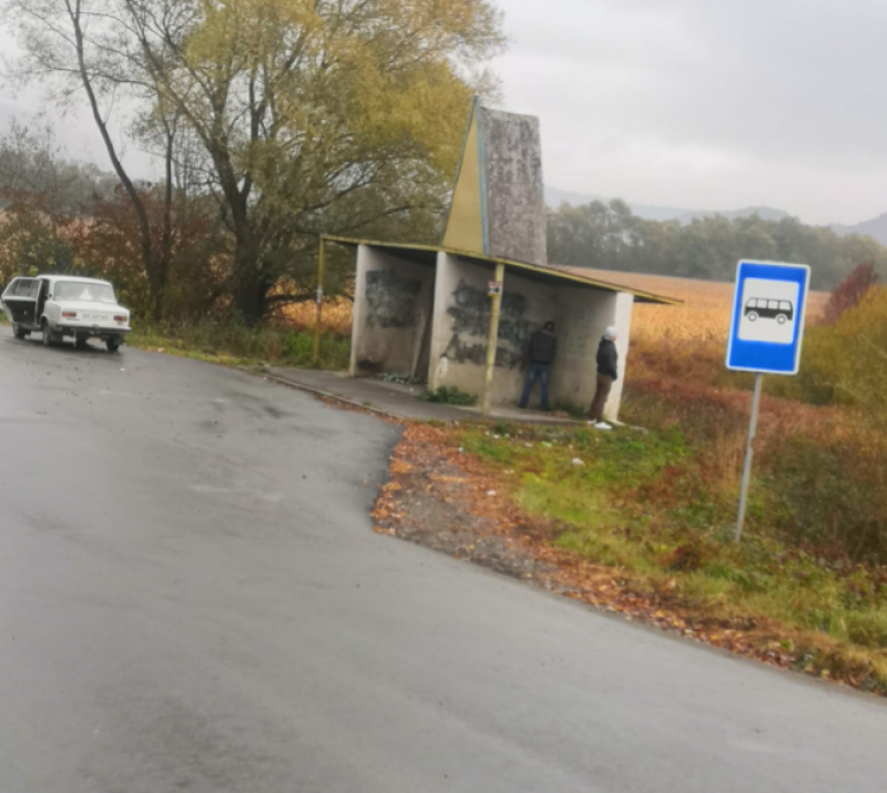 На Тернопільщині чоловіки справили нужду в автобусній зупинці