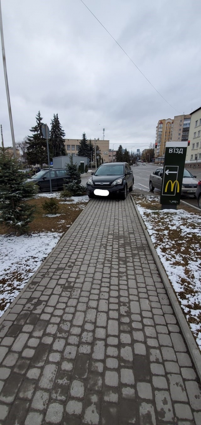 У Тернополі водій перекрив тротуар автівкою (фотофакт)