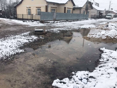 Вулиця на Тернопільщині потроху перетворюється на водойму (фотофакт)