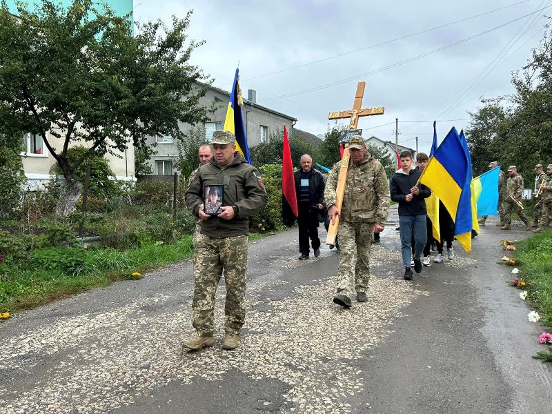 У селі Петриків провели в останню дорогу загиблого захисника Пашка Романа