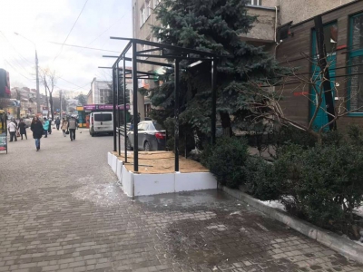 У Тернополі на вул. Князя Острозького демонтують незаконно влаштовані кіоски