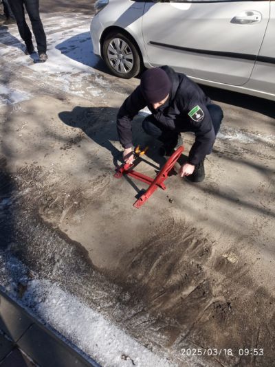 У Тернополі демонтували ще один паркувальний блокіратор