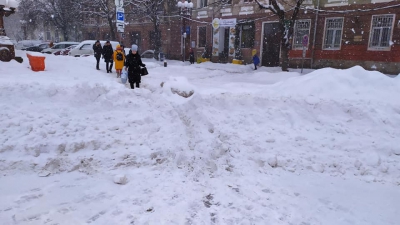 «Ноу-хау від комунальників»: у центрі Тернополя утворився сніговий бордюр (фото)