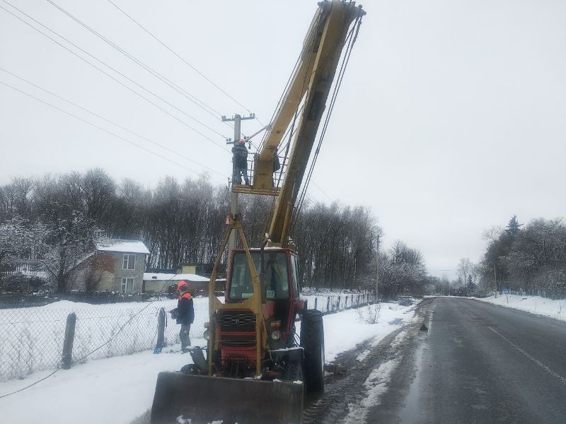 У селі на Тернопільщині відновлюють вуличне освітлення