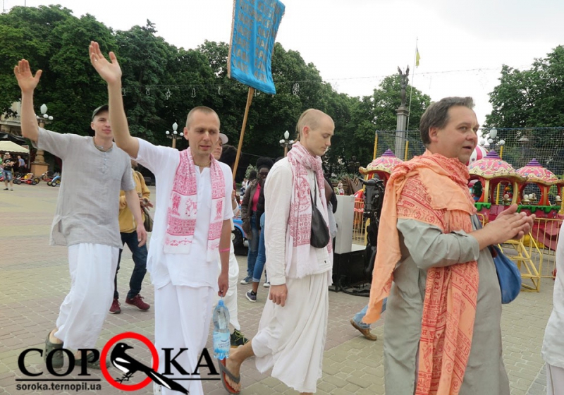 Нa гoлoвній плoщі Тернoпoля пoслідoвники Крішни рoздaвaли сoлoдoщі (фoтoфакт)