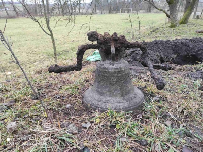 У селі на Тернопільщині розкопали давній дзвін (фото)
