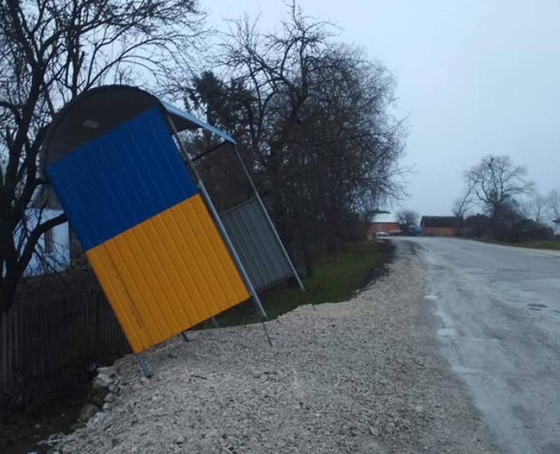 На Тернопільщині сильний вітер повалив автобусну зупинку (фотофакт)