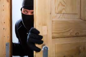 Незачинені двері допомогли злодієві обікрасти помешкання у Тернополі