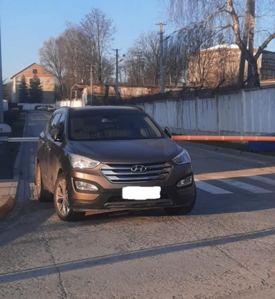 У Тернополі водій залишив автівку просто на переході (фотофакт)